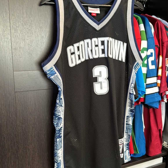 Mitchell & Ness Allen Iverson NCAA Georgetown Hoyas 1995-96 Authentic Jersey - Picture 5 of 8
